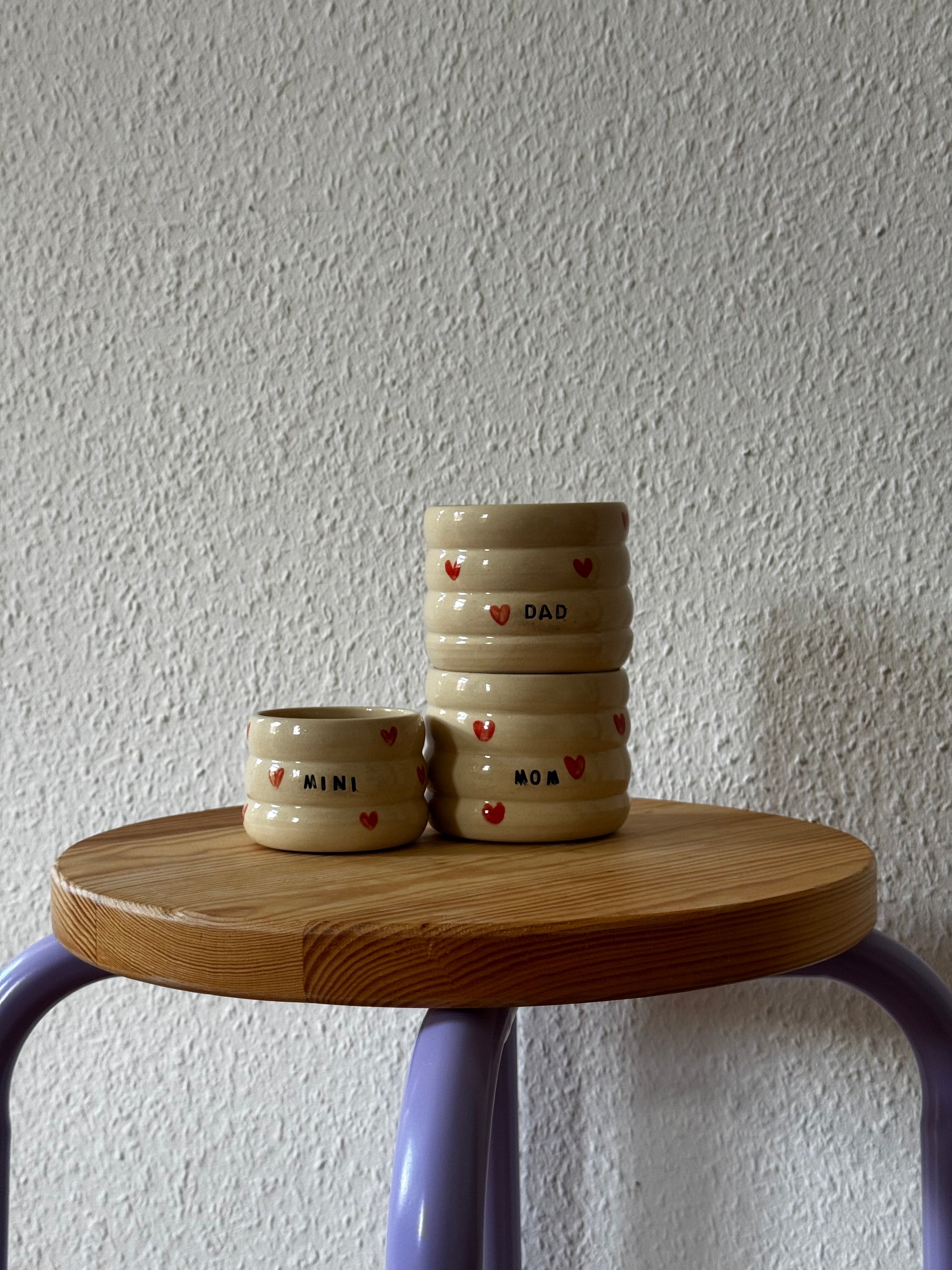 Handgemachte Becher mit Familienschriftzug für Mom, Dad, und Mini