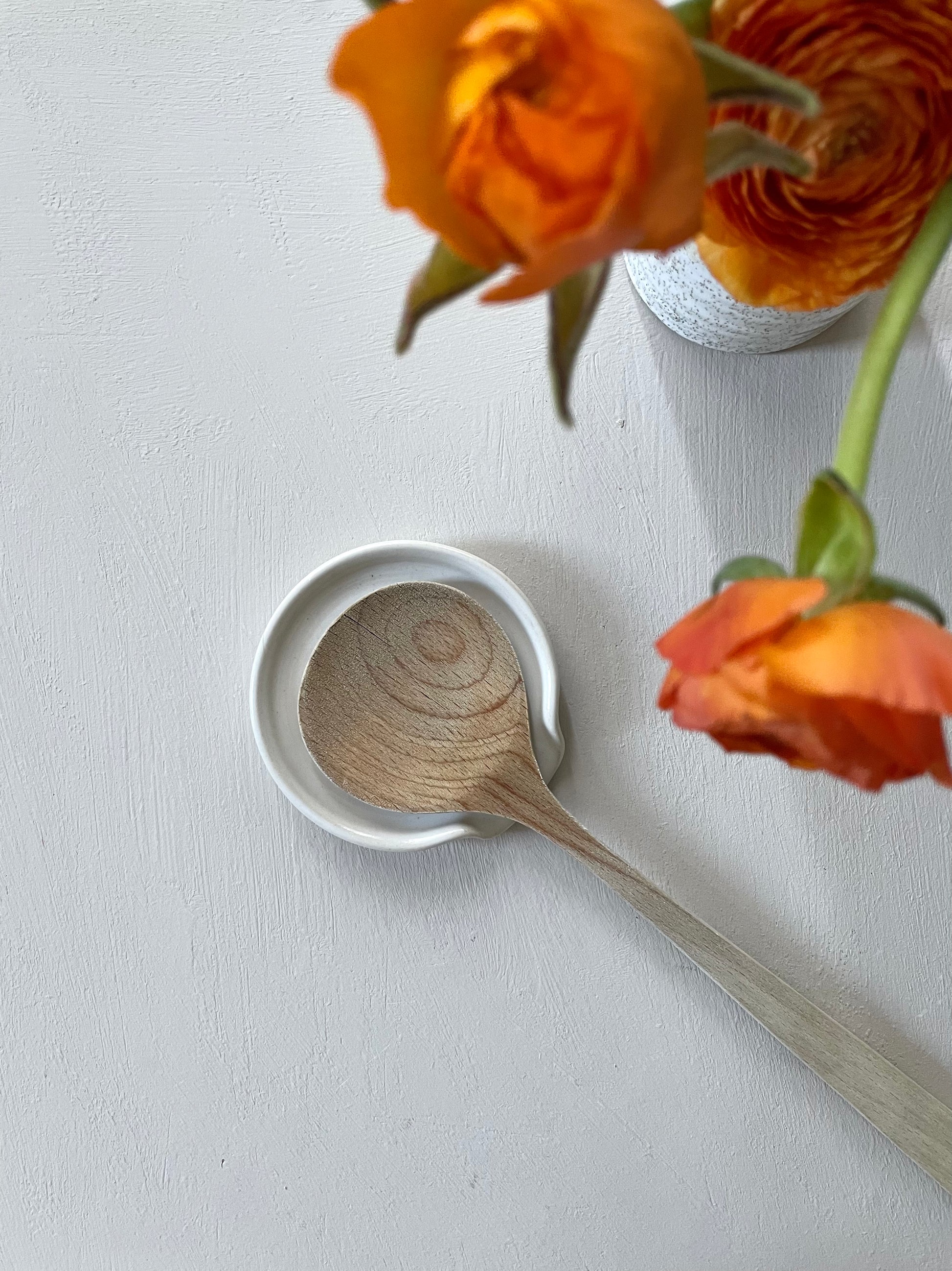 Handgemachte Kochlöffelablage um das Kochen zu erleichtern und schmutzige Arbeitsflächen zu vermeiden