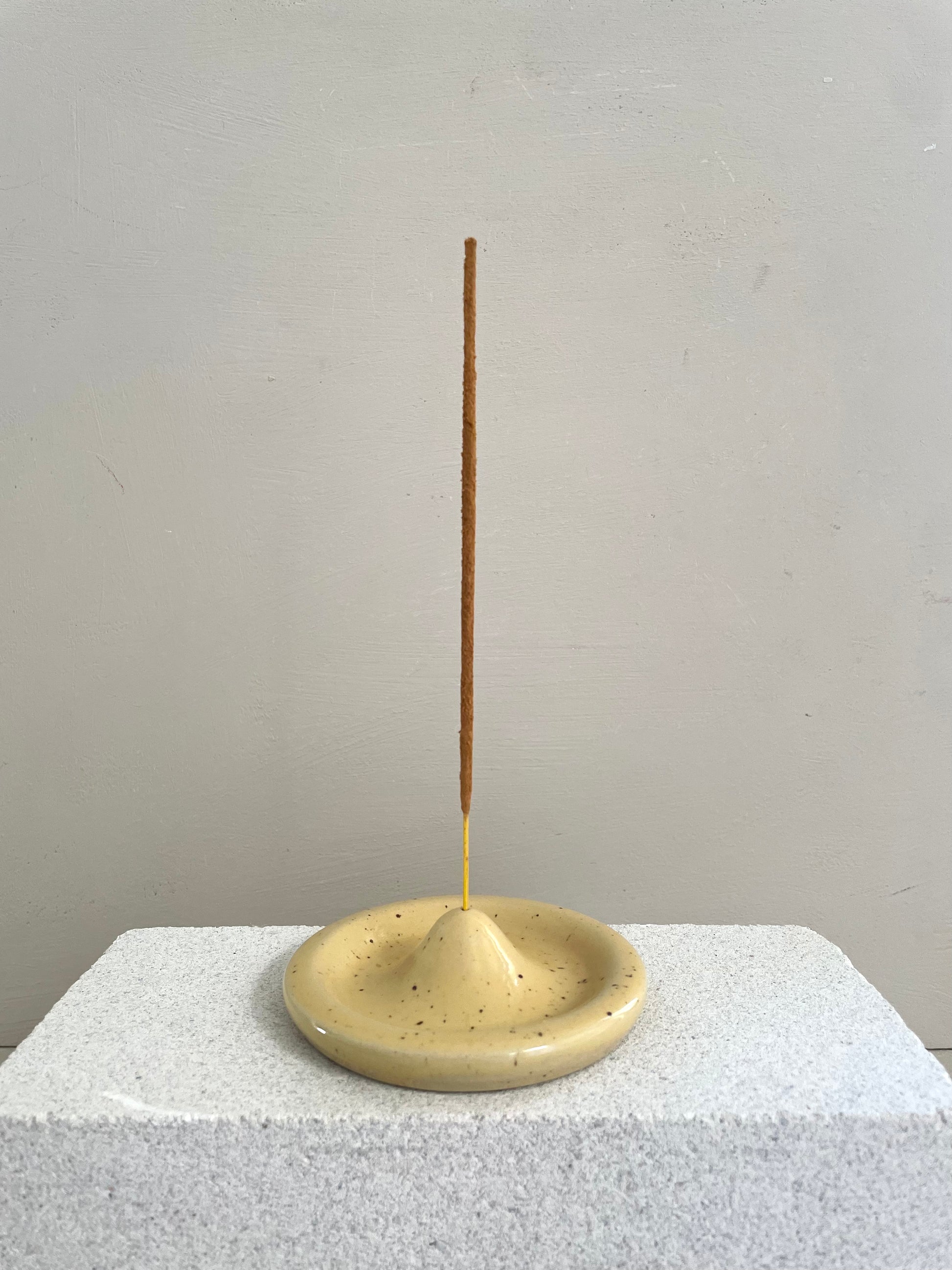 Handgemachter Raeucherstaebchenhalter in gelb