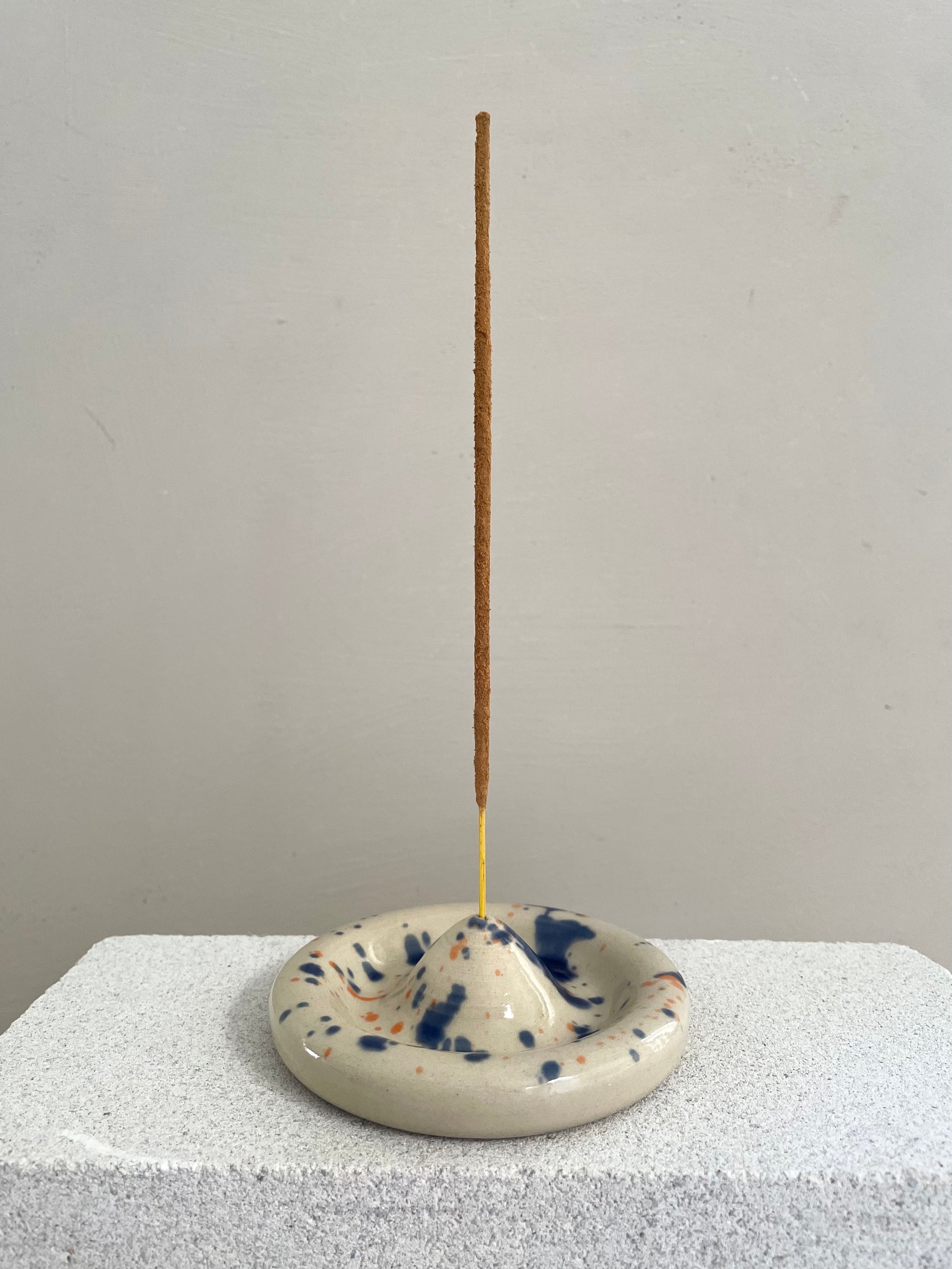 Handgemachter Raeucherstaebchenhalter in transparent und blau