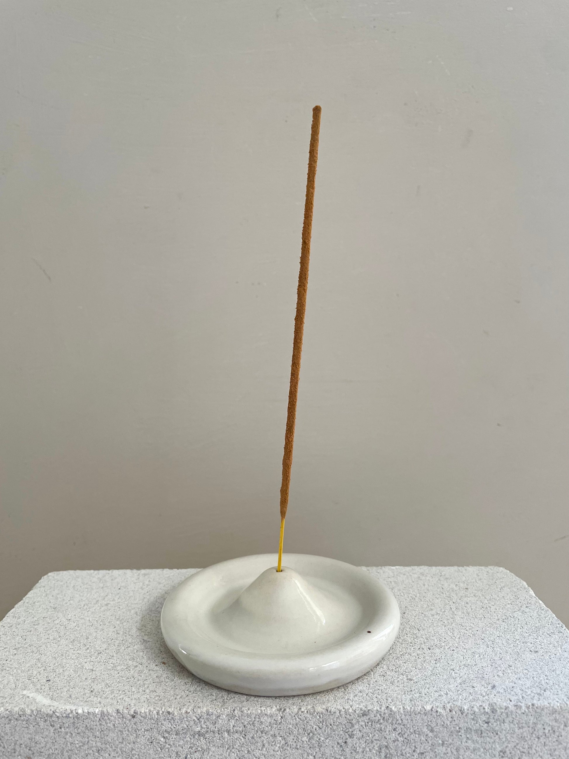 Handgemachter Raeucherstaebchenhalter in weiß