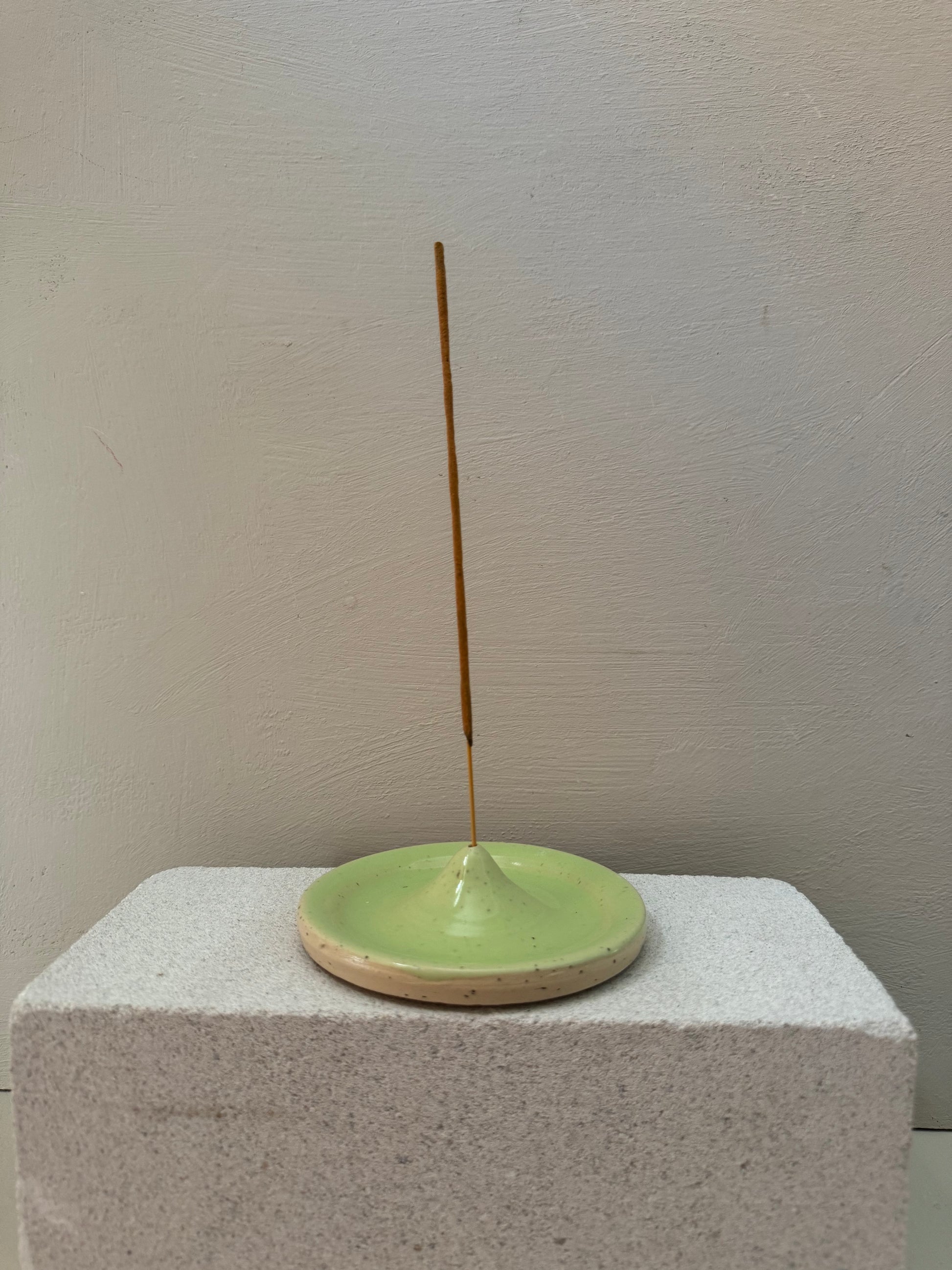 Handgemachter Räucherstäbchenhalte in grün aus Keramik