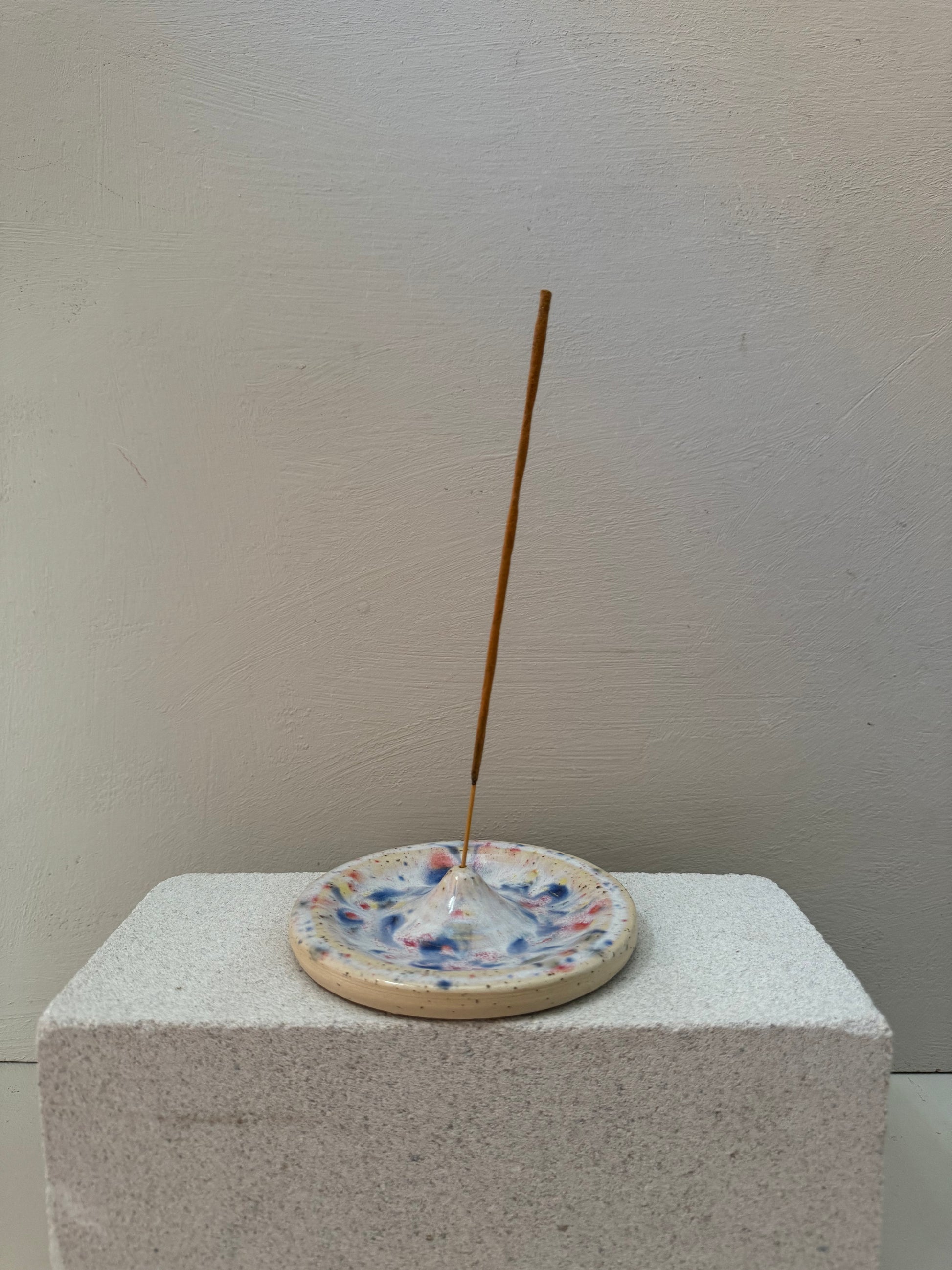 Handgemachter Räucherstäbchenhalter aus Keramik
